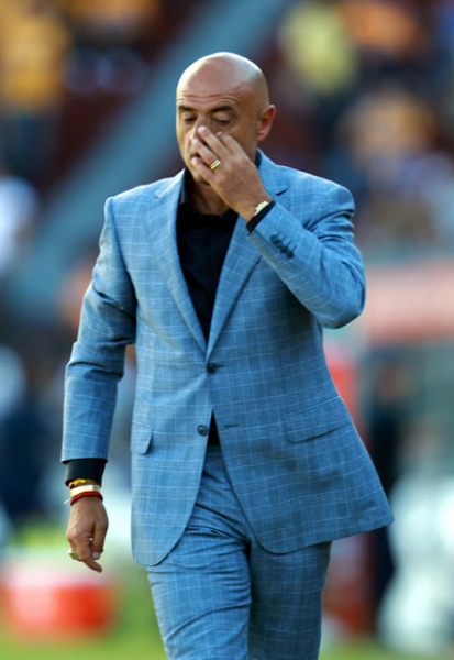 El Chelis movió sus piezas pero no funcionaron en la cancha.