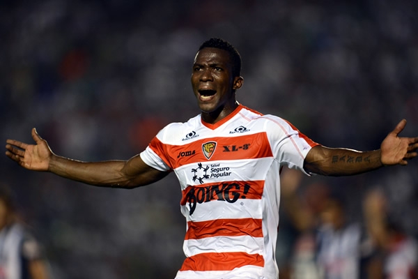 El colombiano protestaba ante un gol anulado a su equipo.