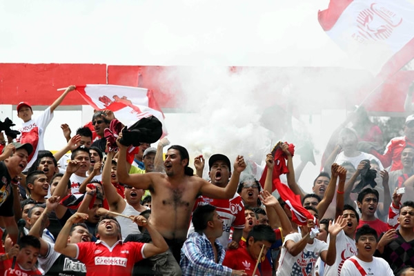 El color en la porra de los Xolos.