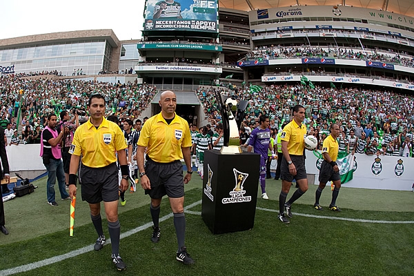 El cuerpo arbitral, junto a la Copa de Campeón.