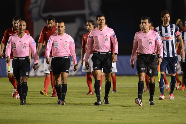 El Cuerpo Arbitral si tiñió de rosa.