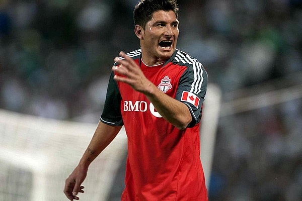 El defensa de Toronto protestaba la decisión arbitral.