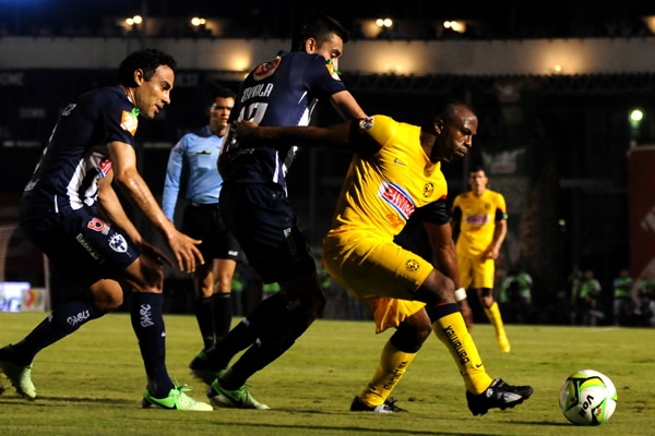 El delantero del Ame falló por la buena marca de Leobardo y Meza.