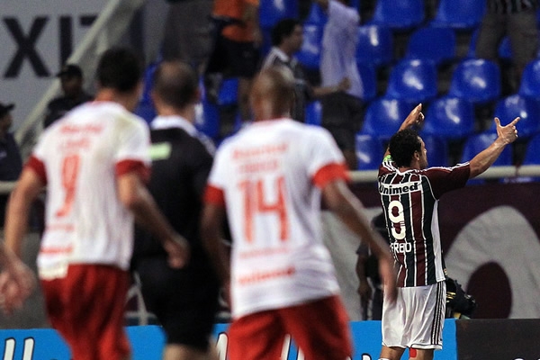 El delantero del Fluminense celebra con los aficinoados el gol concretado.