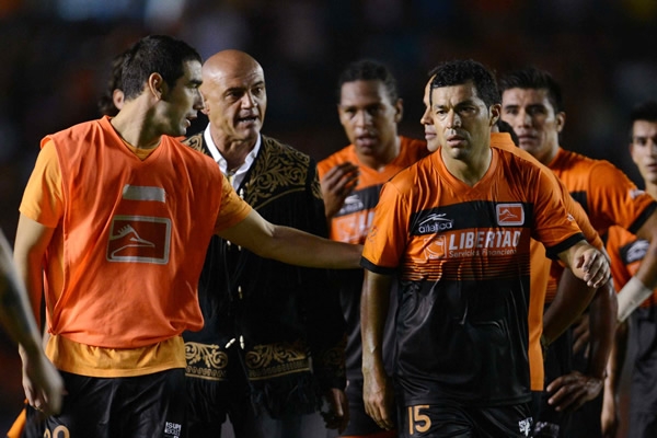 El DT de la UAT siempre al pendiente de su equipo.