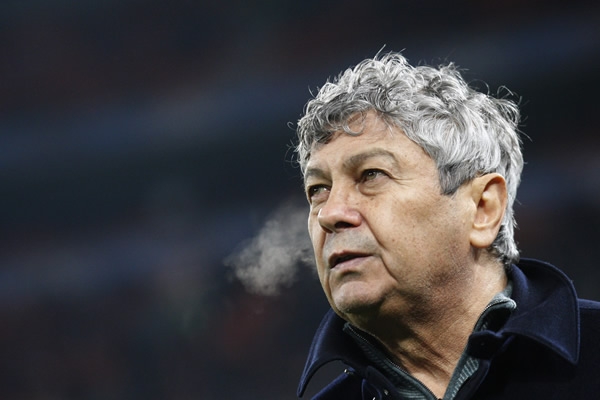 El DT del Shaktar lamentando la derrota.