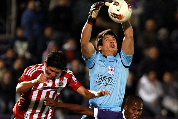 El duelo fue parejo hasta que Chivas se quedó en desventaja numérica.