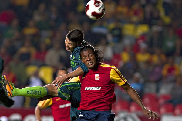 El duelo se mantuvo muy cerrado en la primera parte.