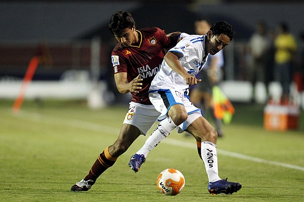 El encuentro se mantuvo muy parejo la primera mitad.