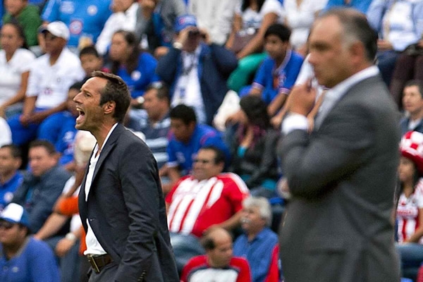 El entrenador de Chivas no ha encontrado el modo de hacer ganar a su equipo.