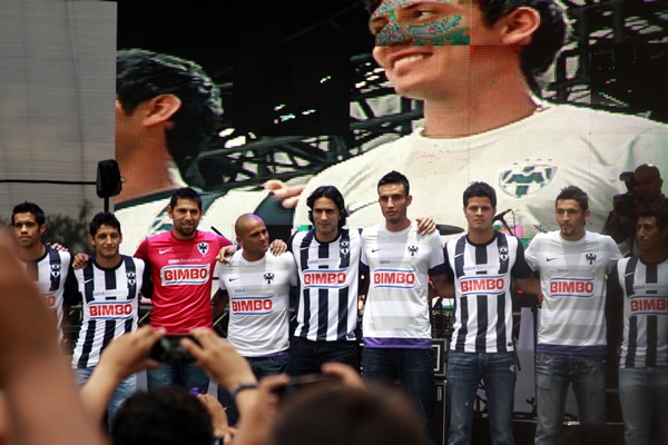 El equipo posó con la camiseta de local y visitante.
