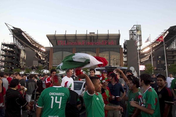 El estacionamiento del estadio se pinto de verde.