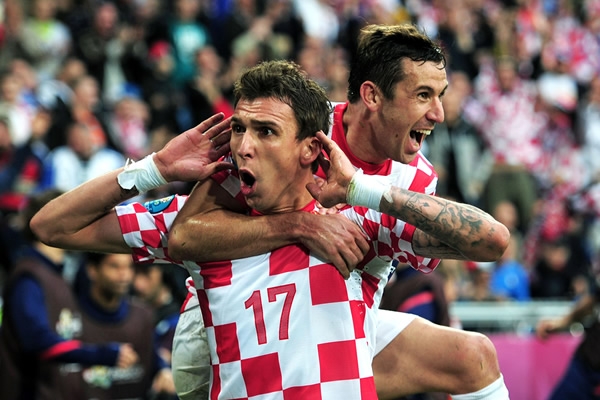 El festejo de Mandzukic contagió a la tribuna de Pozna.