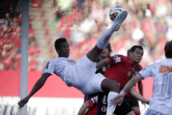 El goleador del torneo, solo sustos dejó en el área de Cirilo.