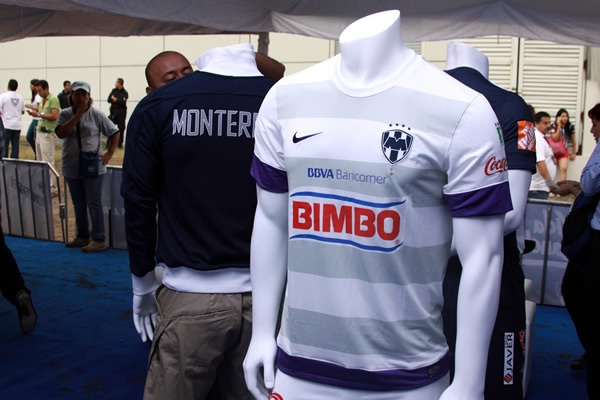 El jersey de visitante, con líneas blancas y grises.