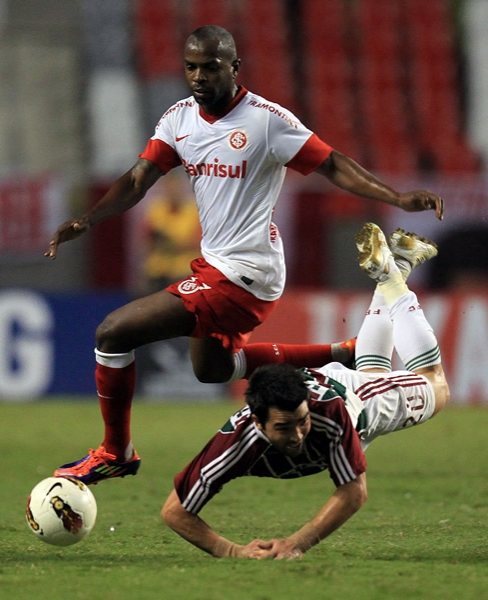 El jugador del Internacinal, Sandro, derriva a Deco.