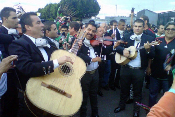 El mariachi apareció para poner ambiente en el Azteca.