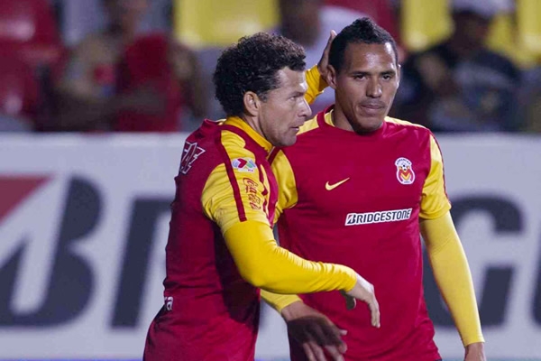 El número 9 de Monarcas realizó un potente disparo que clavó en las redes.
