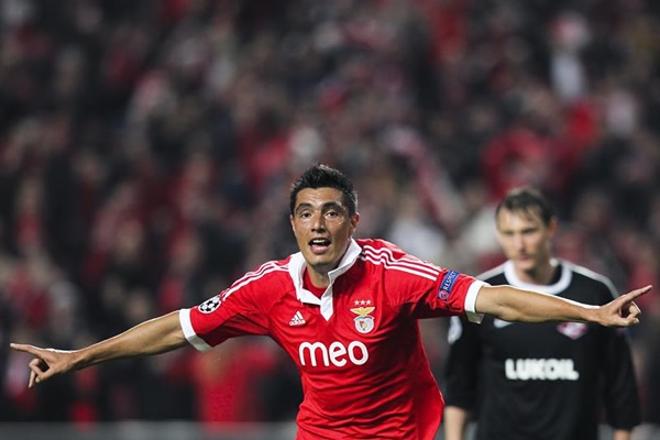 El paraguayo Cardozo celebrando su tanto en el juego.El paraguayo Cardozo celebrando su tanto en el juego.