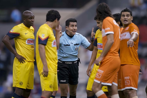 El partido comenzó caliente.