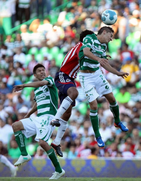 El partido fue cerrado en la media cancha.