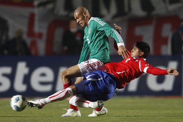 El partido inició de forma ríspida.