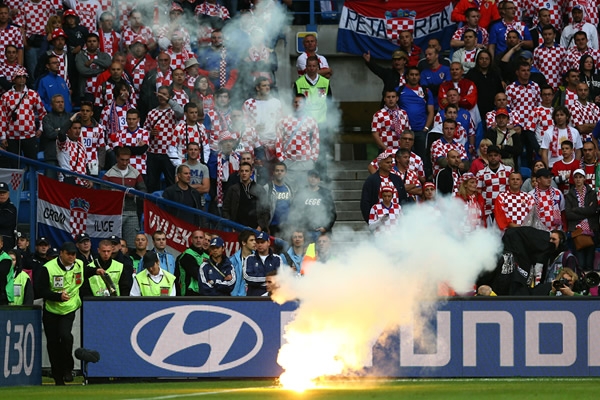 El partido se suspendió unos minutos a causa de esta bengala.