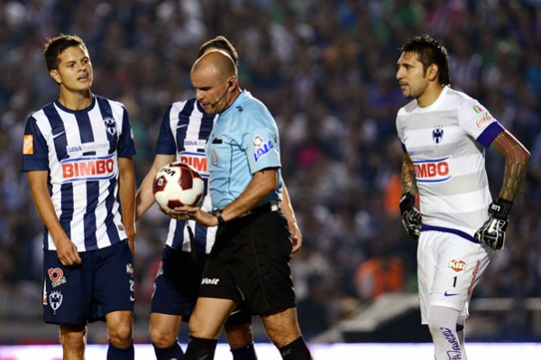 El pénalti, protestado por los jugadores Rayados.