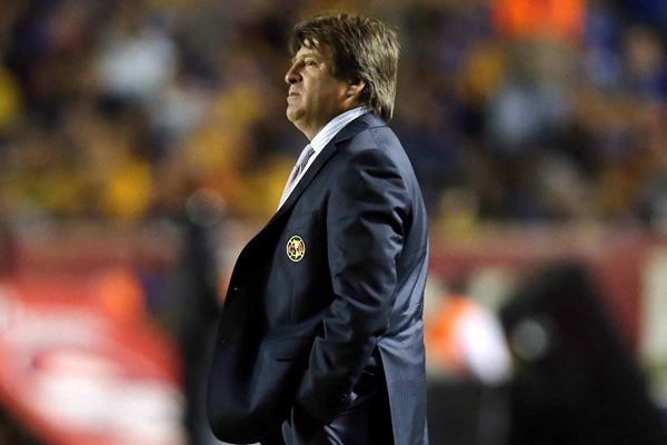 El Piojo observaba con molestia el accionar de su equipo.