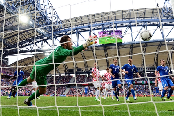 El portero croata, Stipe Pletikosa, nada pudo hacer para evitar el gol italiano.