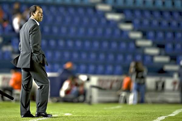 El Profe Cruz planteó un primer tiempo muy ofensivo.