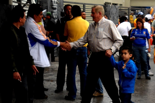 El Rector de la UANL al pendiente de los amarillos.
