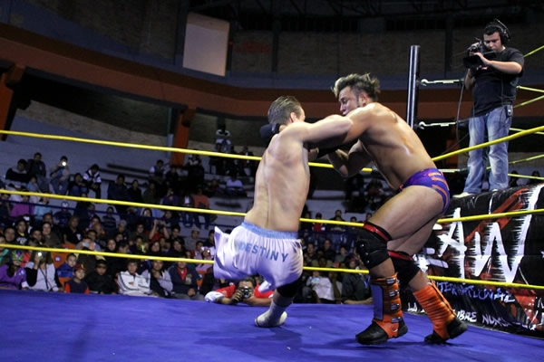 El ring de dos pisos se presentó en Atocpan.