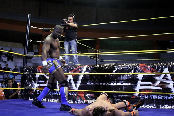 El ring de dos pisos se presentó en Atocpan.