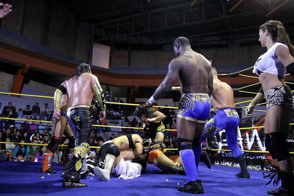 El ring de dos pisos se presentó en Atocpan.