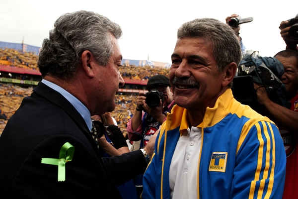 El saludo de dos viejos lobos de mar.