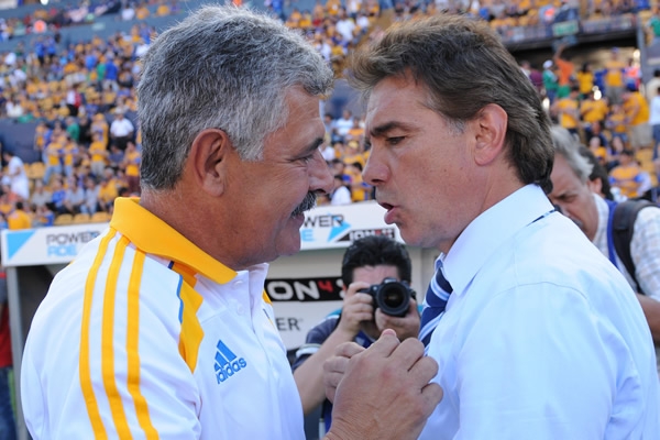 El saludo de los técnicos.