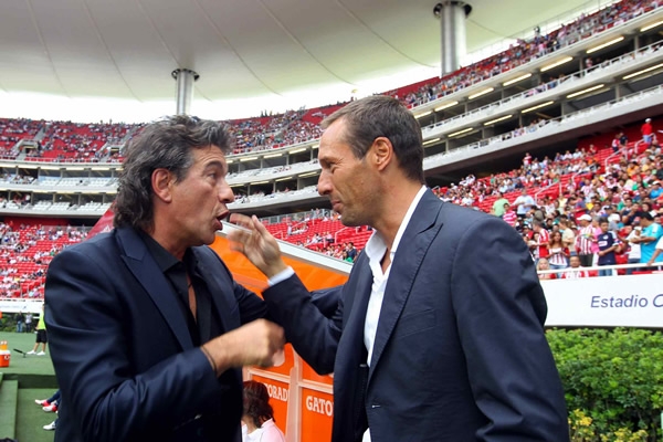 El saludo de los técnicos.