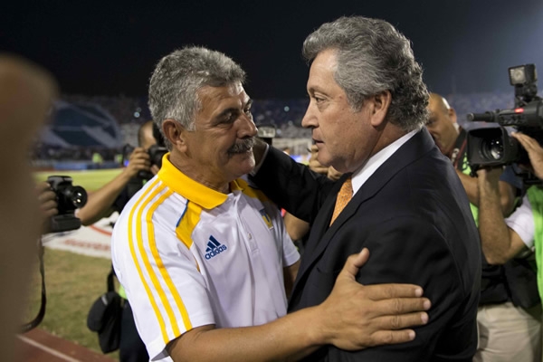 El saludo entre Ferretti y Vucetich.