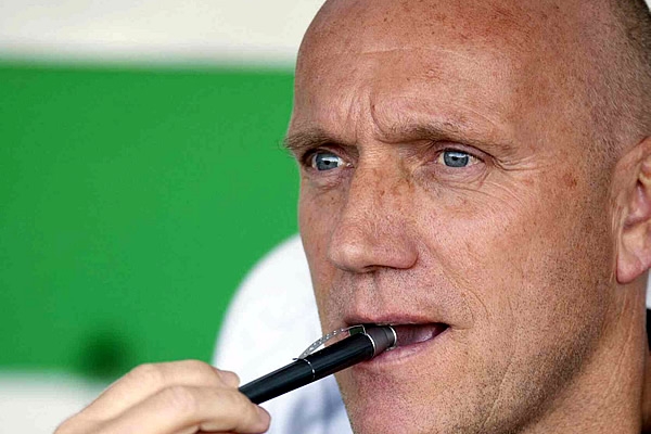 El técnico de los Reds analizando al rival.