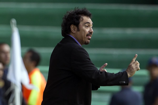 El técnico de Pachuca, acomodando a sus jugadores.