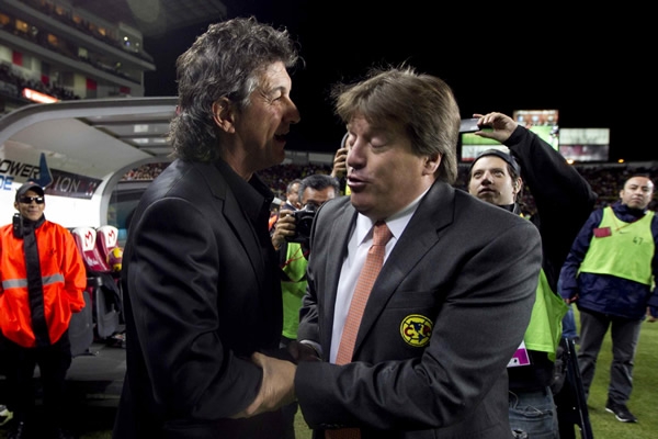 El tradicional saludo de los técnicos.