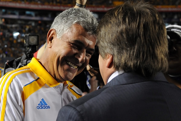 El tradicional saludo, entre Ferretti y Herrera.