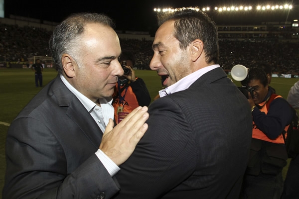 El tradicional saludo entre los técnicos.