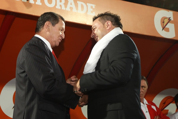 El tradicional saludo, entre Meza y Mohamed.