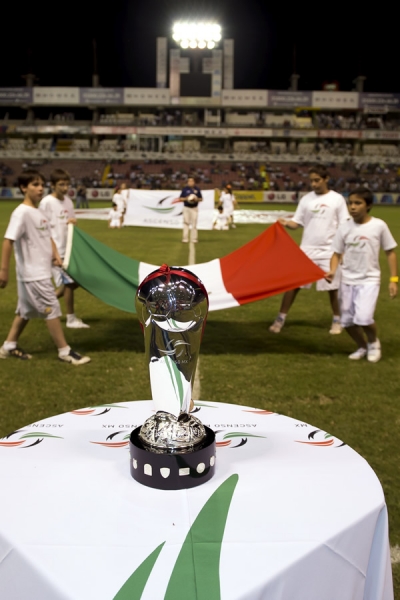 El trofeo de la Liga MX, en una ceremonia de prueba.