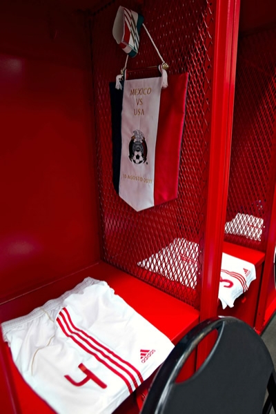 El uniforme del capitán azteca, Rafael Márquez.