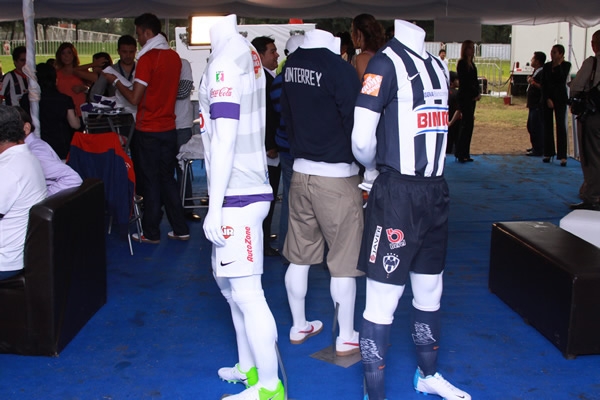 El uniforme fue presentado en conjunto.