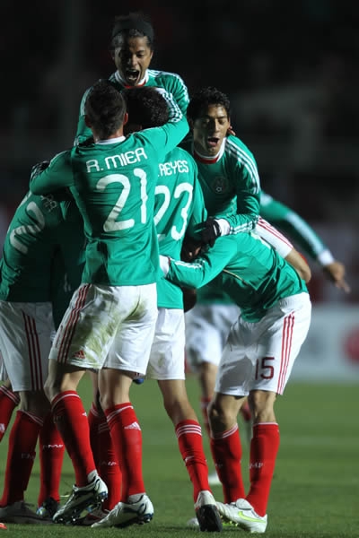 El zaguero anotó su primer tanto con el Tri.