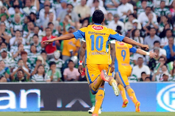 Elias Hernández corre al encuentro de Mancilla para festejar el primer gol del chileno.